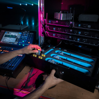 Adam Hall 87402MI Wkładka piankowa na mikrofonu do szuflady rack 2U