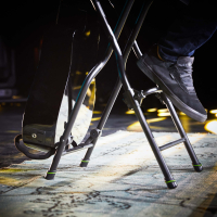 Gravity FG SEAT 1 Stołek dla muzyka ze zintegrowanym stojakiem na gitarę