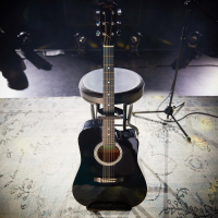 Gravity FG SEAT 1 Stołek dla muzyka ze zintegrowanym stojakiem na gitarę