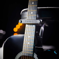 Gravity FG SEAT 1 Stołek dla muzyka ze zintegrowanym stojakiem na gitarę