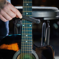 Gravity FG SEAT 1 Stołek dla muzyka ze zintegrowanym stojakiem na gitarę