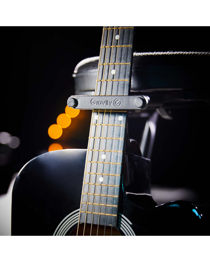 Gravity FG SEAT 1 Stołek dla muzyka ze zintegrowanym stojakiem na gitarę