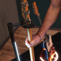 Gravity GS LS 01 NH B Guitar GLOW STAND®, podświetlany uchwyt gitarowy