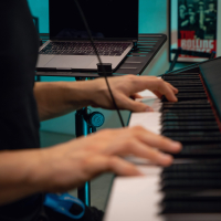 Gravity LTS T 01 Statyw do laptopa z regulowanym systemem mocowania