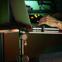 Gravity LTS T 02 B Uniwersalny statyw pod laptopa z regulowanymi kołkami mocującymi i stalową podstawą, czarny