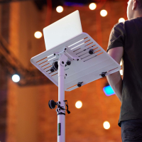 Gravity LTS T 02 B Uniwersalny statyw pod laptopa z regulowanymi kołkami mocującymi i stalową podstawą, czarny