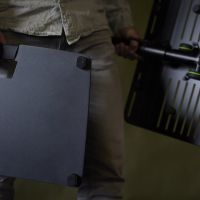 Gravity LTS T 02 B Uniwersalny statyw pod laptopa z regulowanymi kołkami mocującymi i stalową podstawą, czarny