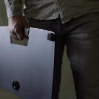 Gravity LTS T 02 B Uniwersalny statyw pod laptopa z regulowanymi kołkami mocującymi i stalową podstawą, czarny