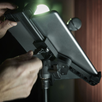 Gravity MA T TH 02 Uniwersalny uchwyt na tablet z serii Traveler do montażu na statywie