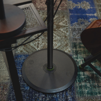 GRAVITY SP 3202 LR B Stojak do monitorów studyjnych z dużą okrągłą podstawą