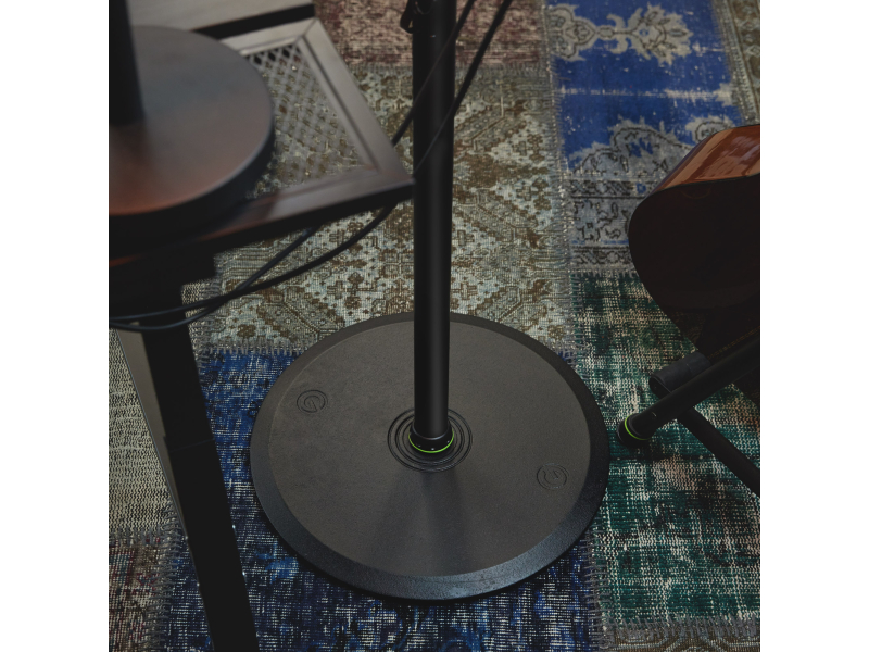 GRAVITY SP 3202 LR B Stojak do monitorów studyjnych z dużą okrągłą podstawą